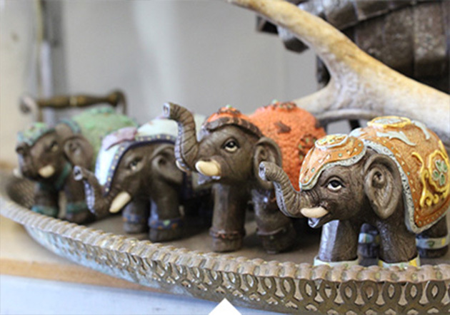 Decorative elephant figurines — Antiques & Film Props